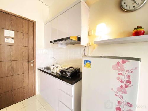 Cileunyi Apartment | Homey Studio Room at Harvard Jatinangor Apartment By Travelio