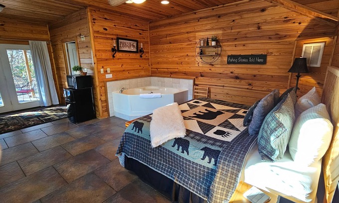 Eureka Springs Apartment | Honey Bear Haven Suite 2