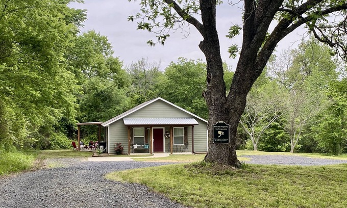 Mena Cottage | Honey Bee Cottage, ez trailer parking ð¥place, king, paved,ð¥pit , Fast WIFI 3tvs