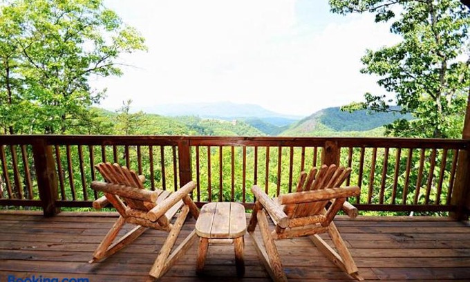 Pigeon Forge House | Honeymoon View 2