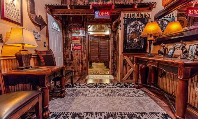 Long Valley Junction Cabin | Honky Tonk Cabin, Karaoke Bar & Stage 3bed/2bath, Hot Tub