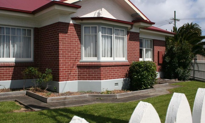 Moonah House | Hopkins on Charles - 4bedrm/2 bathrm Central to Shopping, Restaurants 2Min walk