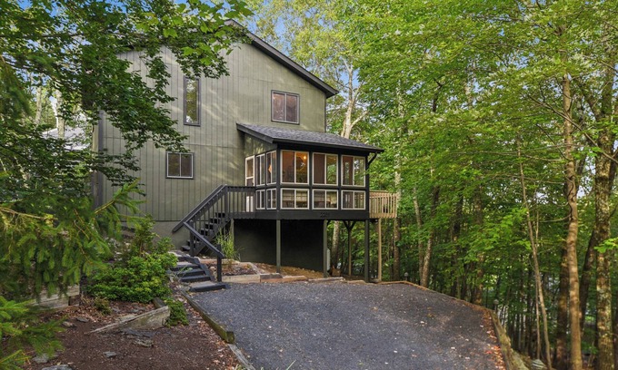 Bushkill Ski Chalet | Hopskip Retro Chalet Firepit Deck Gas Grill Indoor Pools & Tennis-Pickle