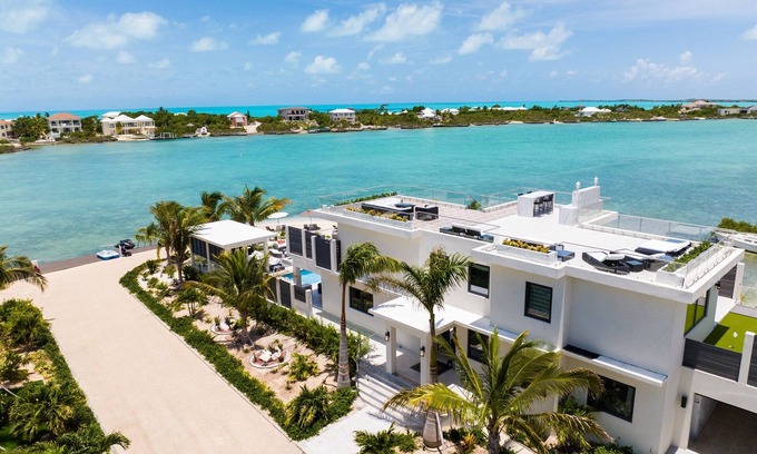 Ocean Point Villa | Horizon Beachfront Villa in Chalk Sound