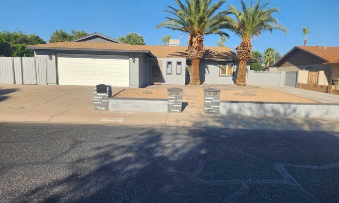 Glendale House | Horizon Haus is a luxury 3-bedroom, 2-bath retreat in Phoenix and private pool