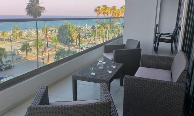 Larnaca City Centre Apartment | Horizon Luxury Suite at Finikoudes Beach 301