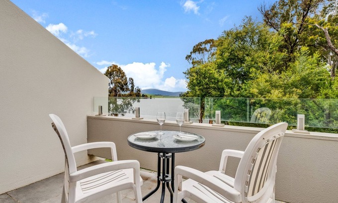 Jindabyne Apartment | Horizons 115 - Lake Front Studio l Pool l Tennis Court l Bar