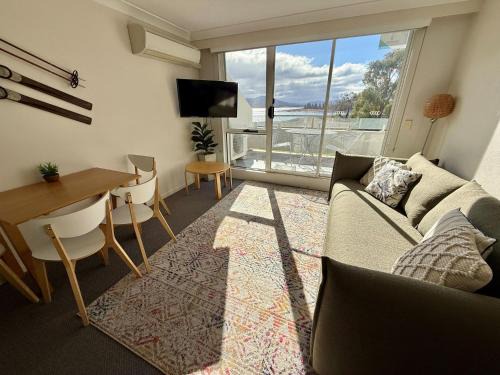 Jindabyne House | Horizons 216 - Deluxe Lake Front Studio l Pool l Tennis l Air-Con