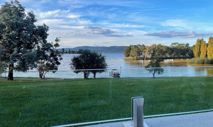 Jindabyne Apartment | Horizons 424 Lake Jindabyne Waterfront ApartmentnSleep 6, 2 bedroom, 2 bathroom
