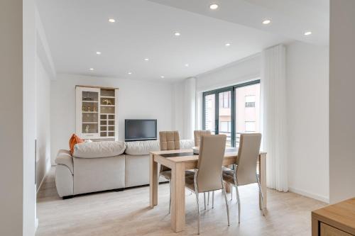 A Ver-o-Mar Apartment | Host Wise - Bright Seaside Flat