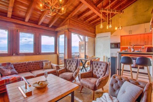 Shiligarnika Apartment | Host2U Penthouse 2-Bedrooms The Best View - Free Parking