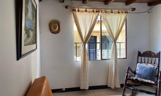 Guatape House | Hostal La Casona, A Media Cuadra del Parque Principal y el Malecom, pet Friendly