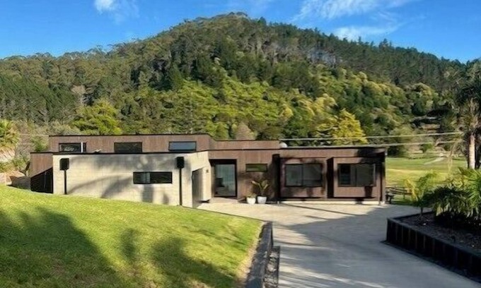Whangamata House | Hosts on the Coast The Country Club