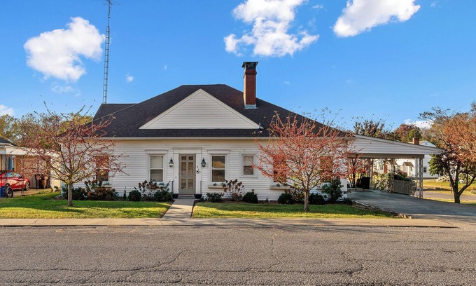 Springfield House | Hot Aug Deals! Bourbon Trail + Fire Pit+ Hot Tub!