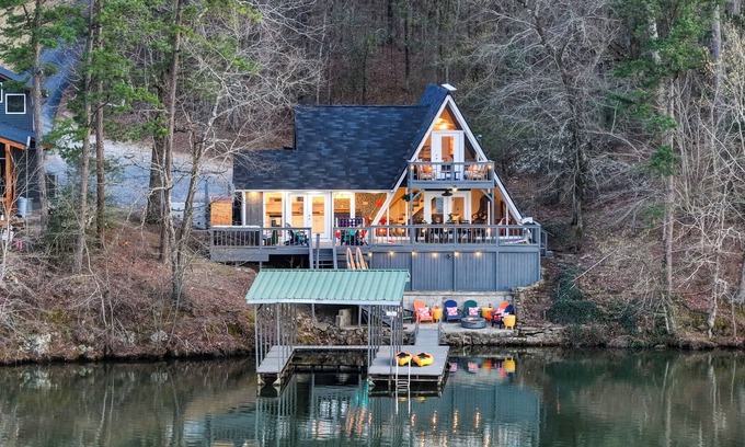 Mid America Cabin | Hot Springs Hideaway - Lakefront/Private Dock/Hot Tub/Sauna/Kayaks