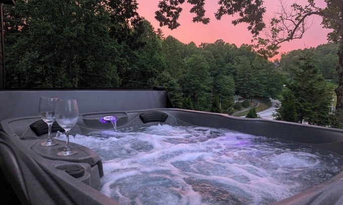 Scaly Mountain Cabin | Hot Tub⁘Fire Pit⁘Grill⁘Heated Patio · Near Waterfalls, Vineyard, Zipline, Trails