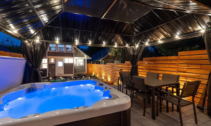Kansas City House | Hot Tub & Gym in the Heart of KC