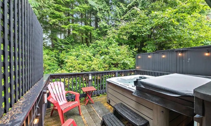 Ucluelet House | Hot Tub ~ Loft With Eagle's Nest Above! ⎮Eagle's Nest