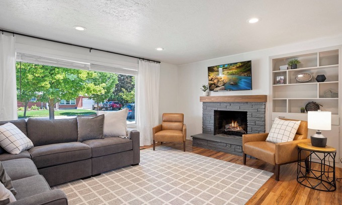 Logan House | Hot Tub ~ Media Room ~ Game Room ~ USU .4 miles