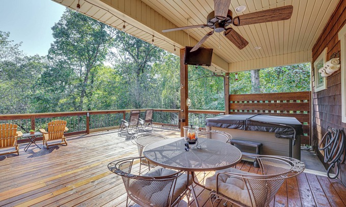 Fayetteville Cabin | Hot Tub Soaks & Outdoor Fun: Fayetteville Cabin