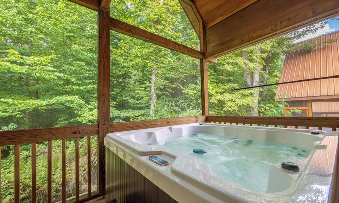 White Oak Lodge Cabin | Hot Tub Soaks, Summertime Swimming, Fireside Chats & Appalachian Fun Nearby - Dancing Bear Hideaway