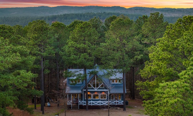 Broken Bow Cabin | Hot Tub Zipline Arcade Firepit 4 King Suites