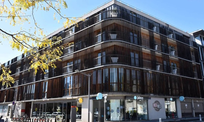 9th Arrondissement Apartment | Hotel Adonis Lyon Dock West - Standard Double Room