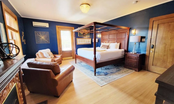 Endion Hotel | Hotel ∙ Barnum Suite GG Barnum Mansion By Heirloom Vacations