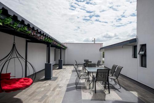 Leon House | Hotel Bugambilias