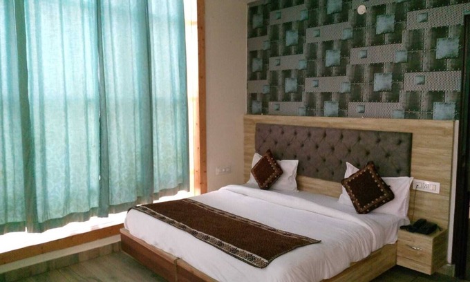 Zirakpur Hotel | Hotel Glass INN