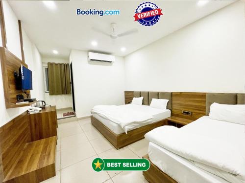 Ujjain Hotel | HOTEL GOVINDAM INN ! UJJAIN fully-Air-Conditioned hotel at prime location with Parking availability, near-Mahakal-Temple-&-Railway-station - 91653-80000