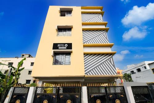 Kolkata House | Hotel O Anandapur Near Annapurna Garden