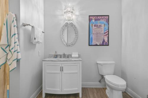Pass Christian Apartment | Hotel Pass Christian Queen Suite 305