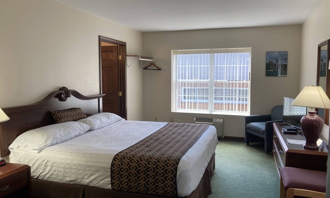 Cooperstown Hotel | *Hotel Pratt in the heart of Cooperstown New York* KING BED