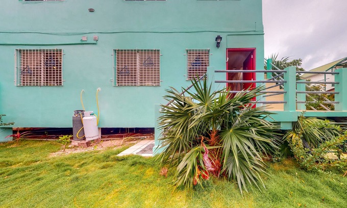 Caye Caulker Apartment | Hotel-style studio with kitchen, picnic area, free bikes, WiFi & partial AC