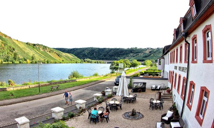 Niederemmel Hotel | Hotel- Weingut- Moselloreley