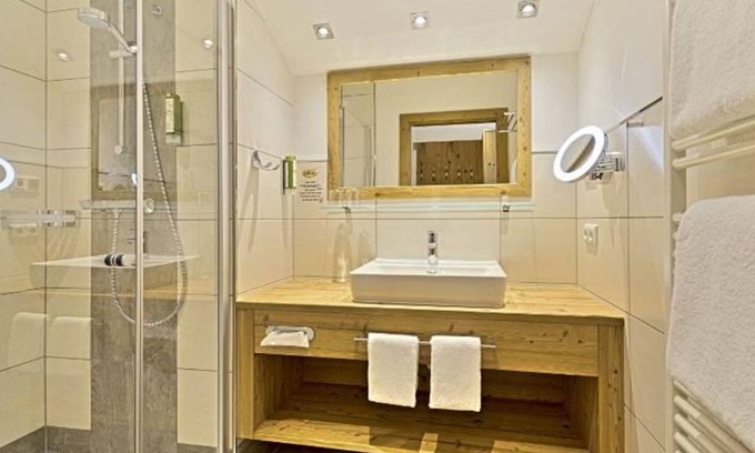Grossarl House | Hotelstudio "RUBIN" Superior shower, WC - Hotel Kristall