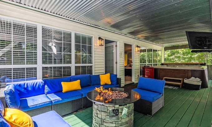 Smithville House | HotTUB 5 KINGs Sauna Kayaks Arcade Sleeps 17 Lake+Beachy Area