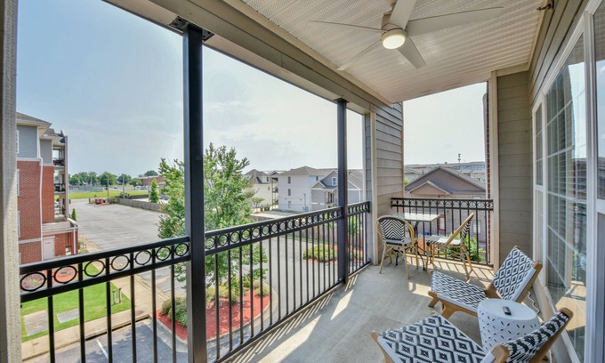 Tuscaloosa Condo | Houndstooth Hideaway-Book for football! Pool & workout facilities