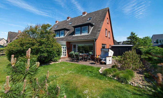 Wenningstedt-Braderup House | House for up to 5 people close to the city and the beach, terrace, parking space, WLAN.