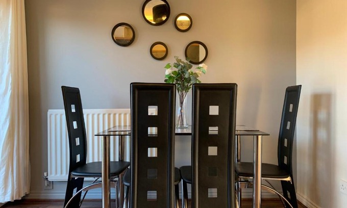Birmingham Villa | House - 10min to City Centre - Sleeps 4 - Parking