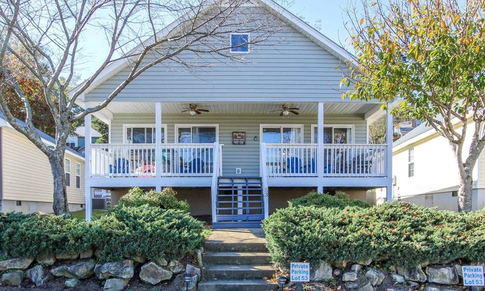 Leesburg House | House #53 Flip Flop Inn (no pets)