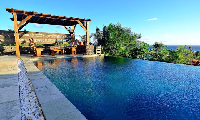 Le Portail House | House + bungalow facing the ocean, idyllic setting.