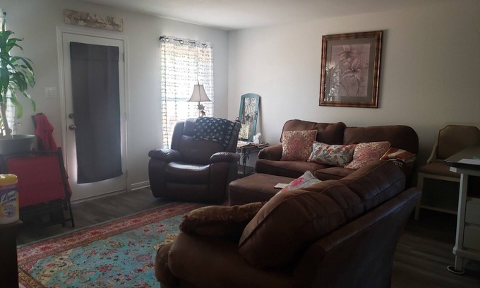 Livingston House | House By Lake 2 mins away