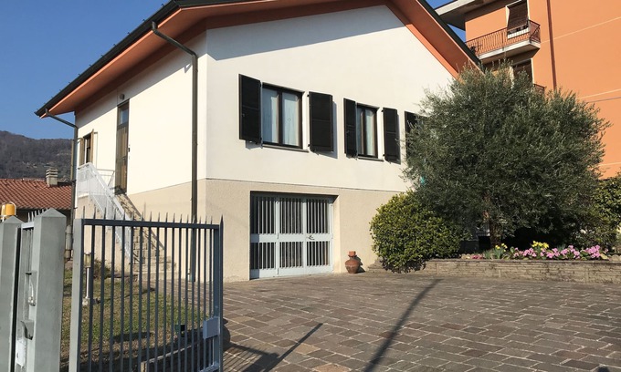 Lipomo House | House for 4 people, private parking for 2 cars, 5' by car from Como