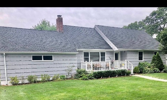 Manorville House | House ,hot tub, pool table, fireplace, barbecue área,soccer área, beach outlets