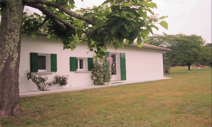 Coutras House | House in a green setting