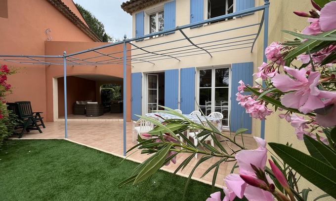 Les Restanques Villa | House in Les Restanques holiday village aquatic area, WIFI, air conditioning.