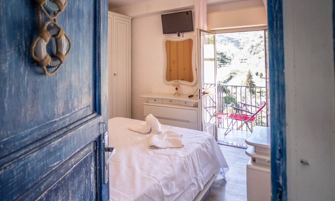 Itala Apartment | House in the mountains near the sea