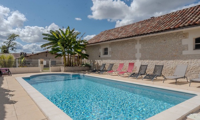 Mortiers House | House 'Les Roses De Jonzac' with private pool, private terrace, and Wi-Fi